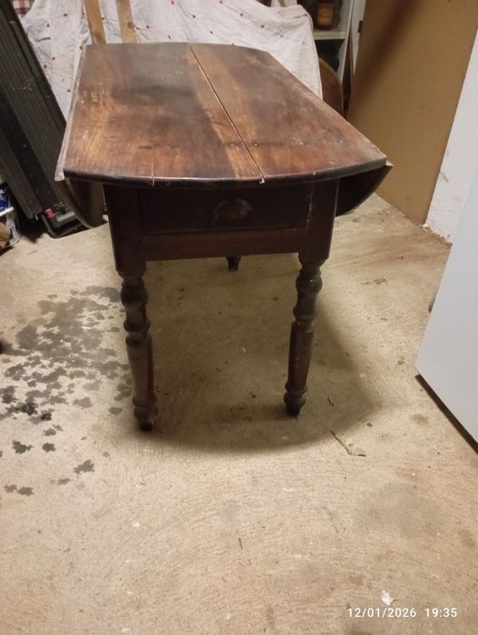 Mesa antiga em madeira de castanho