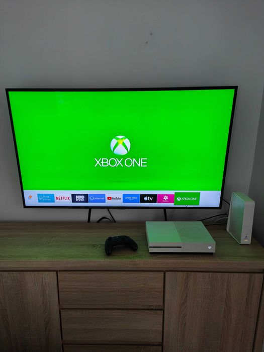 Xbox One S + Pad + Okablowanie Dysk Twaedy 512GB 4K Stan BDB