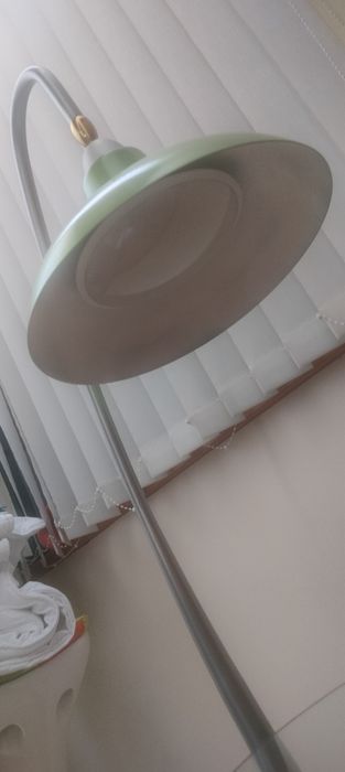 Mesa de apoio com candeeiro