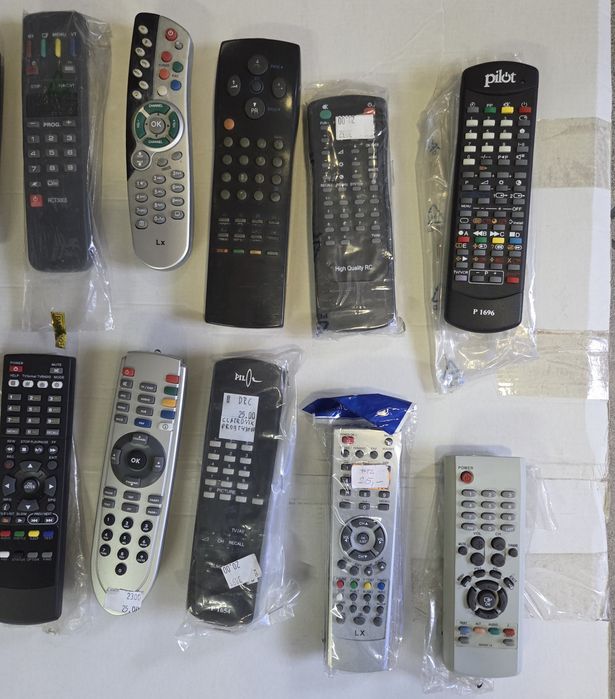 Zestaw pilotów do TV, dekoderów i innych
