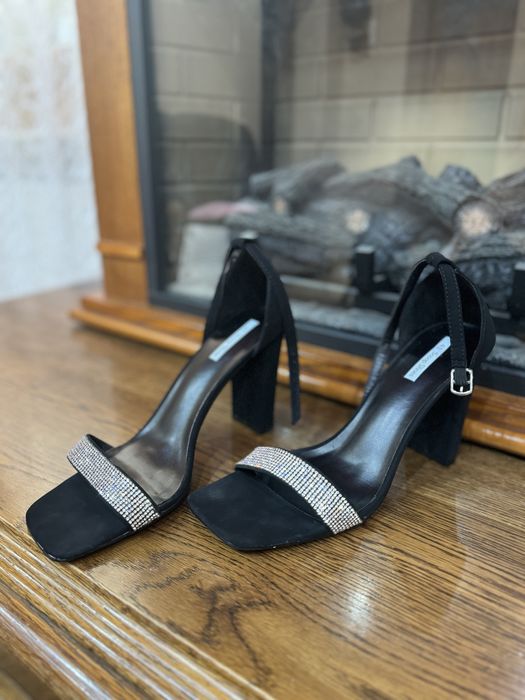 Босоножки на каблуке