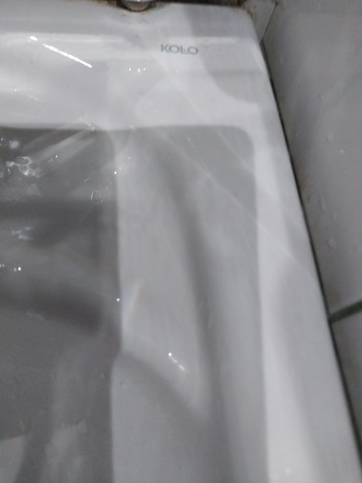 Умивальник коло з краном та тумба