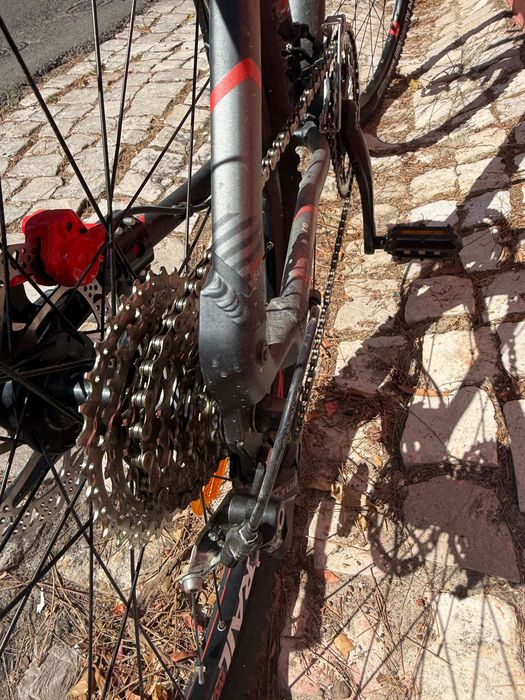 B’Twin Rockrider 540 XL – Suspensão Suntour, Travões de Disco Hidráulicos – Excelente Estado
