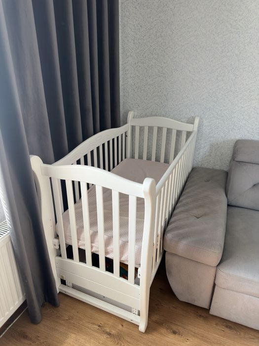 Кроватка дитяча с матрасом і подушками