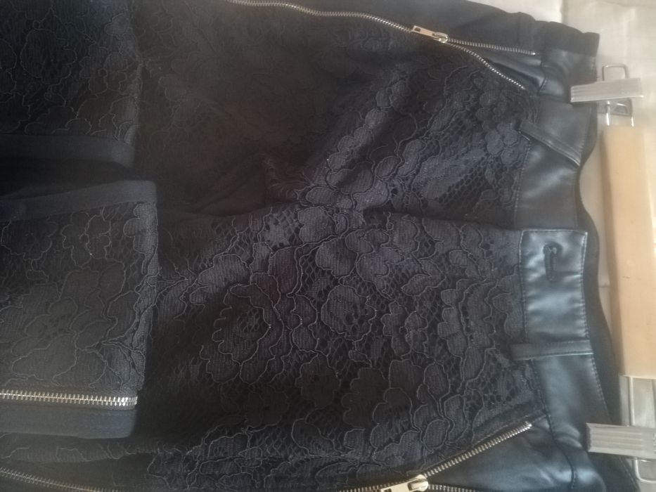 Calças pretas com aplicação de renda e pele