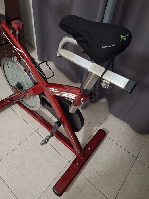 Bicicleta de ciclismo indoor BH Fitness SB2 vermelha