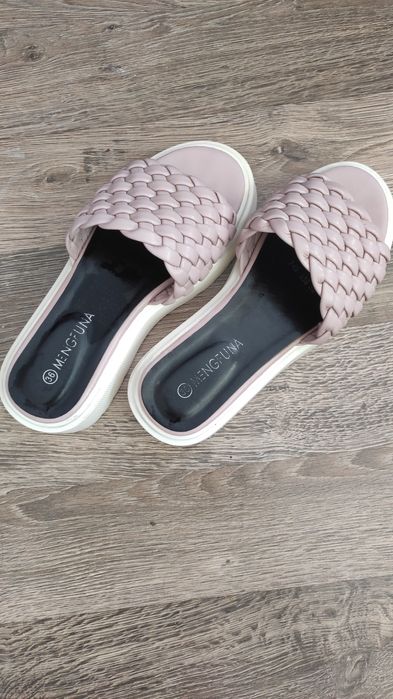 Босоніжки, шльопанці