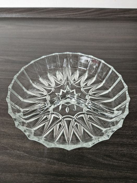 Mały, dzielony kryształowy talerz.