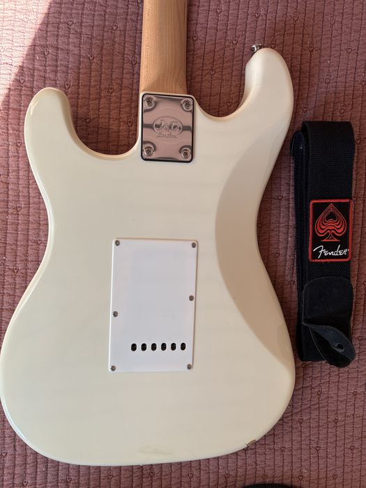 Guitarra Stratocaster J&D Branco