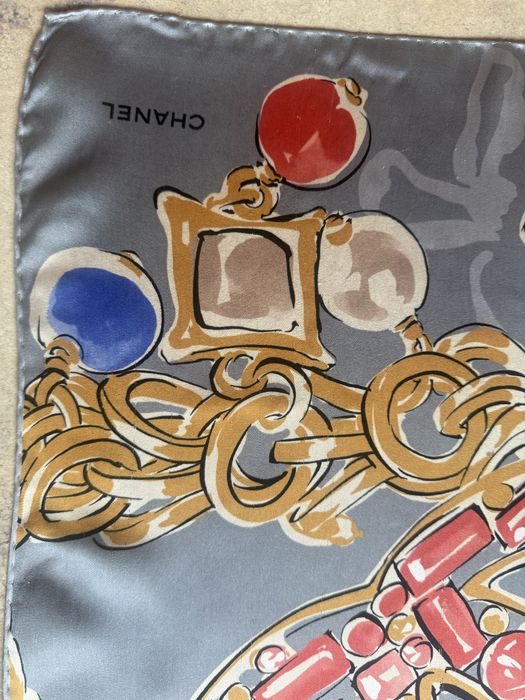 Apaszka Chanel z delikatnego muślinowego jedwabiu