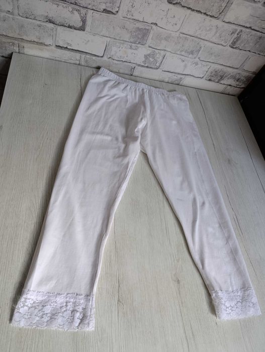 krótkie białe legginsy 3/4 za kolano S/M z koronką bawełniane rybaczki
