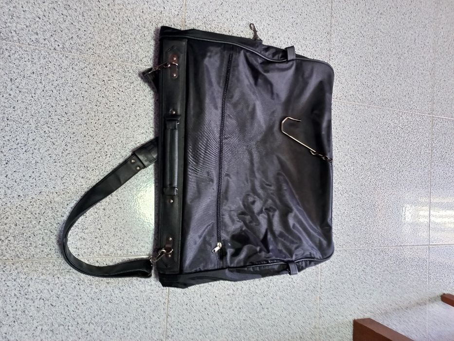 Mala para tranportar fato.