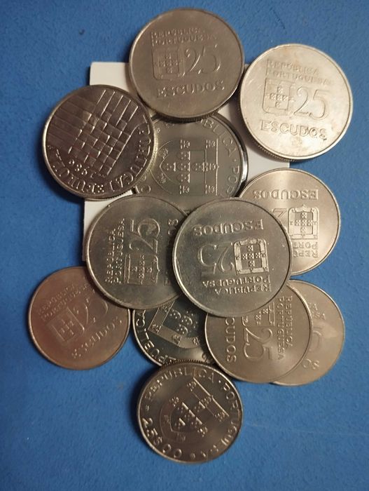 12 Moedas 25 escudos Cupro-Níquel