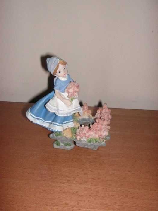 Estatueta Dama Antiga e Menina com Flores em Porcelana