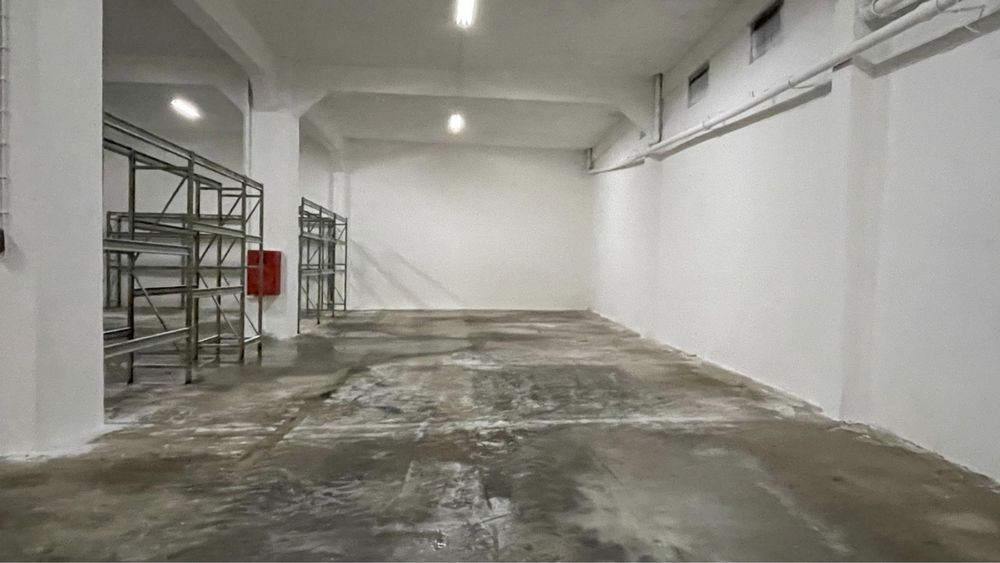 Armazém com 850m2 no Catujal