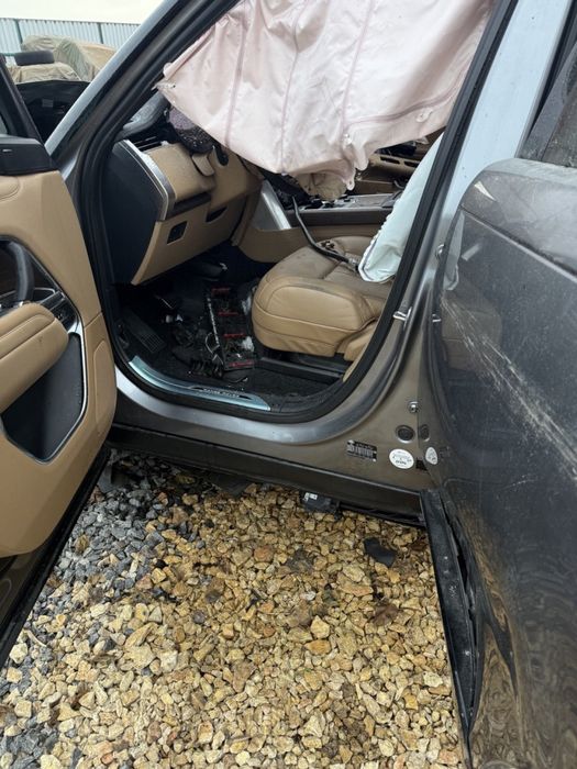 Range rover vogue 2023 бензин 4.4 дтп