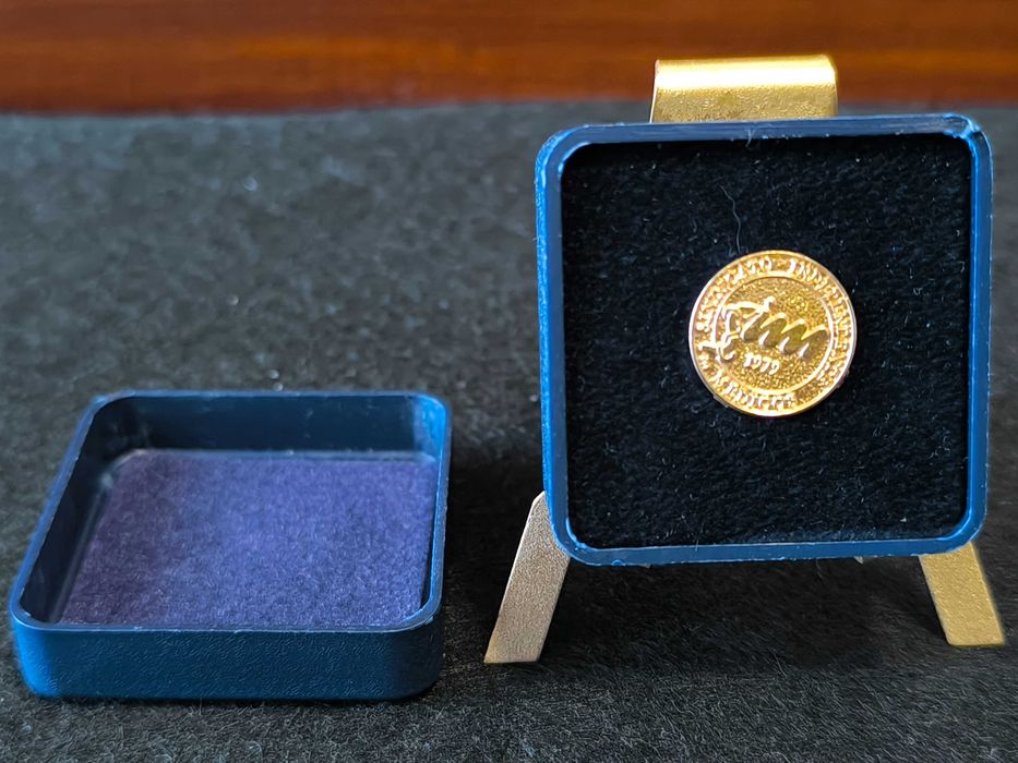 Pin de lapela alusivo ao Sindicato Independente dos Médicos datado de 1979