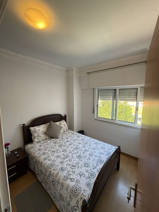 Quarto mobiliado p casal ou familiares na Moita prox. Câmara municipal