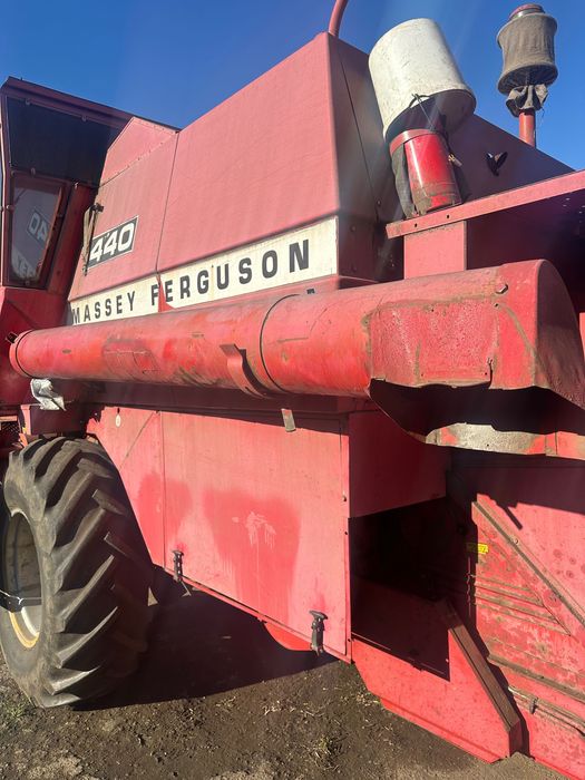 Зернозбиральний комбайн Massey Ferguson 440.