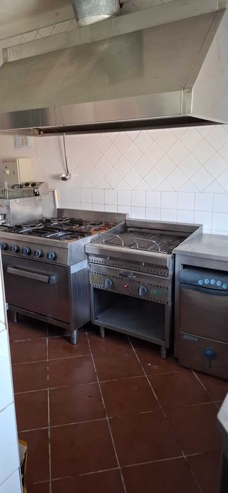 Lote completo de equipamento de café/restaurante - inox, balcões, maquinaria e mobiliário
