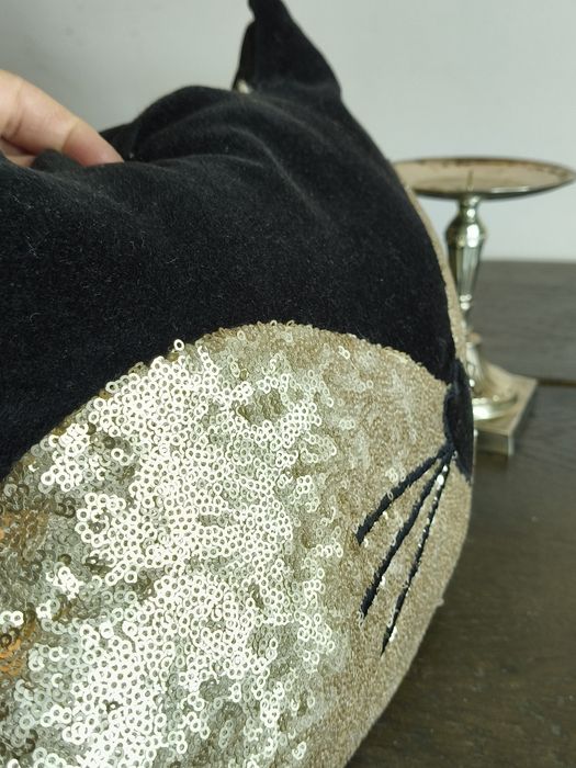 Ozdobna poduszka z cekinami w kształcie kota ⁶⁷