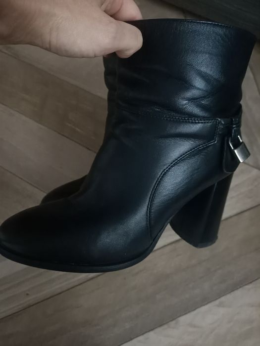 Sprzedam używane botki skórzane firmy Lasocki rozmiar 38.