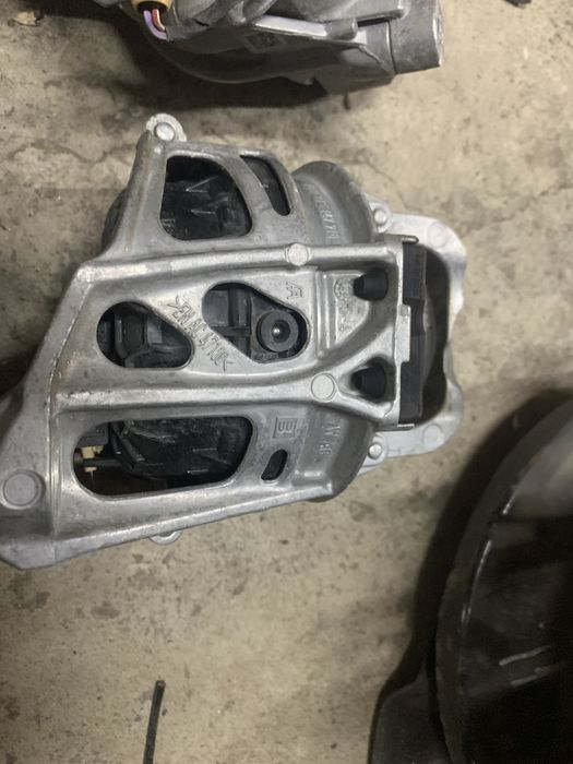 Подушка двигуна Audi Q5 Q7 A4  2016-2024