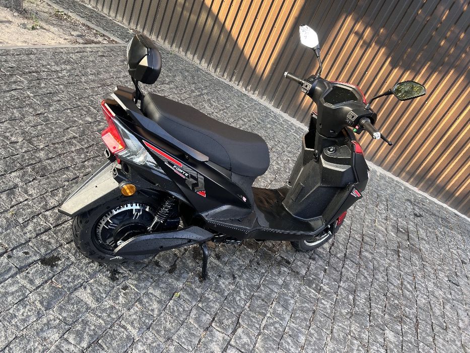 Електроскутер Forte leon