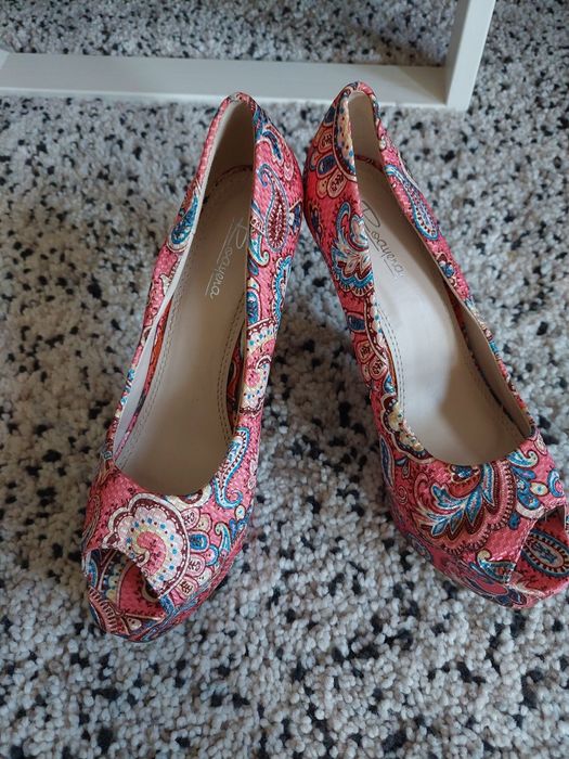 Sapatos de salto alto com plataforma