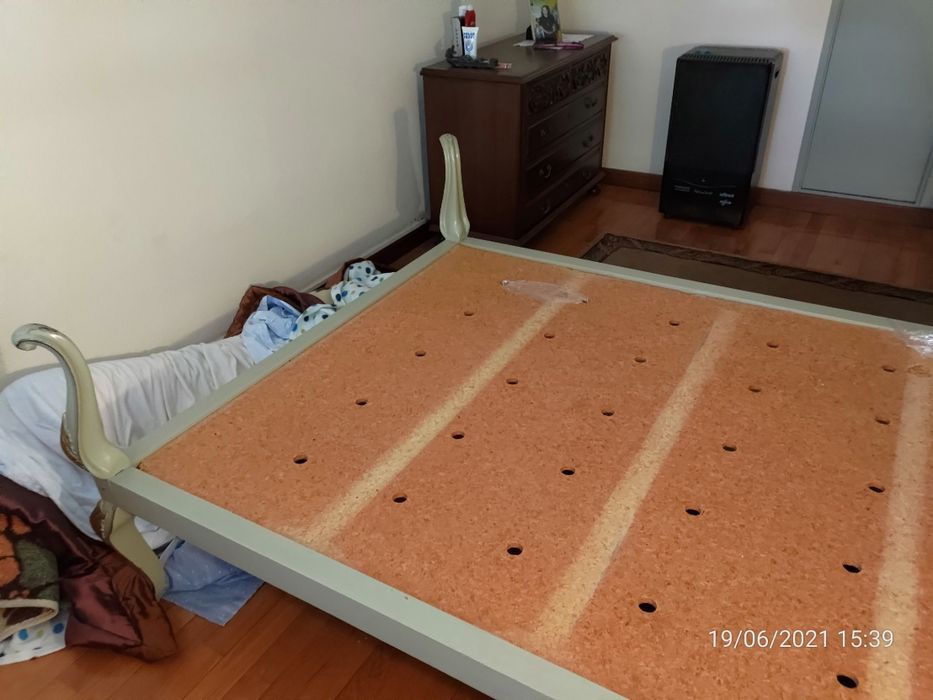 Cama antiga mas em boas condições