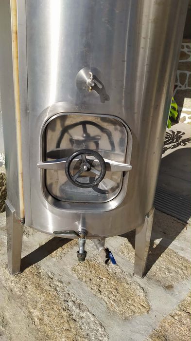 Cubas de inox para fazer vinho