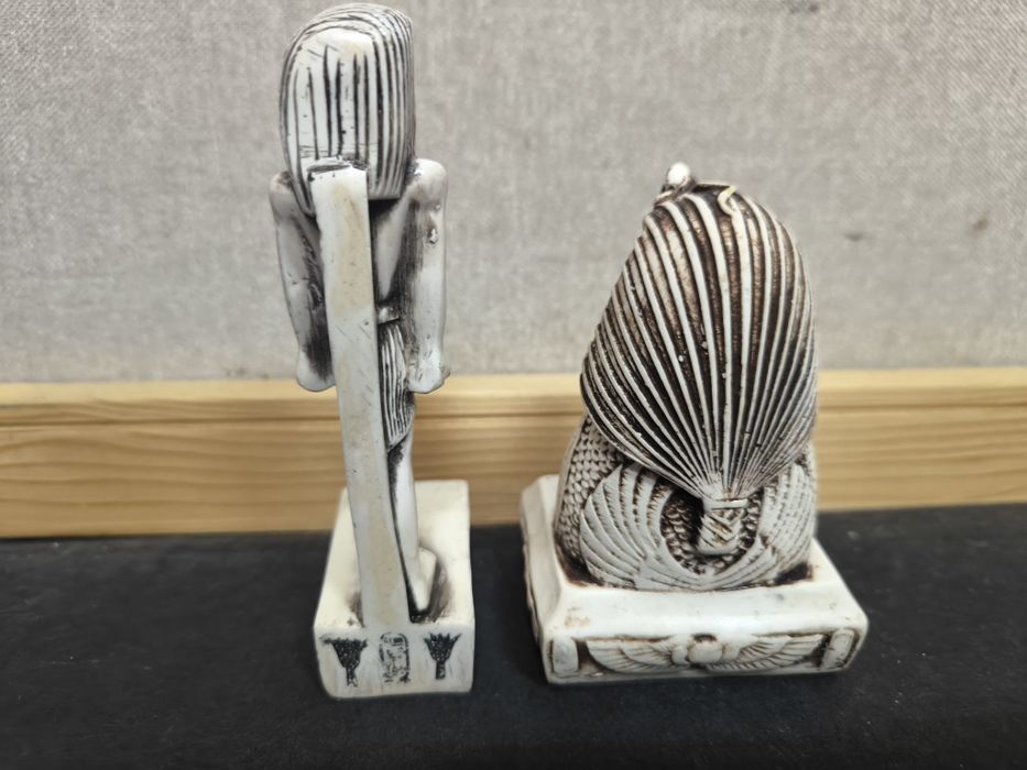 Lote 2 Estatuetas Egípcias Hórus e Fara
Conjunto de duas estatuetas de