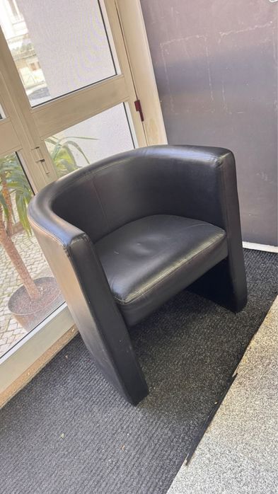 Móveis e máquinas de salão de estética.