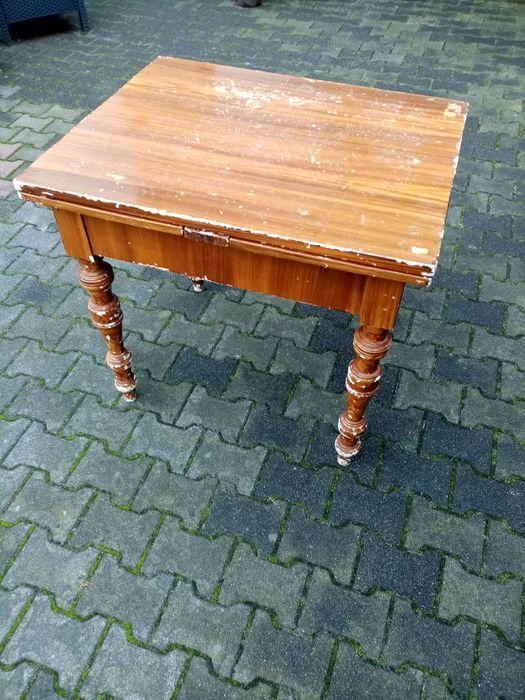 Rozkładany stary drewniany stół