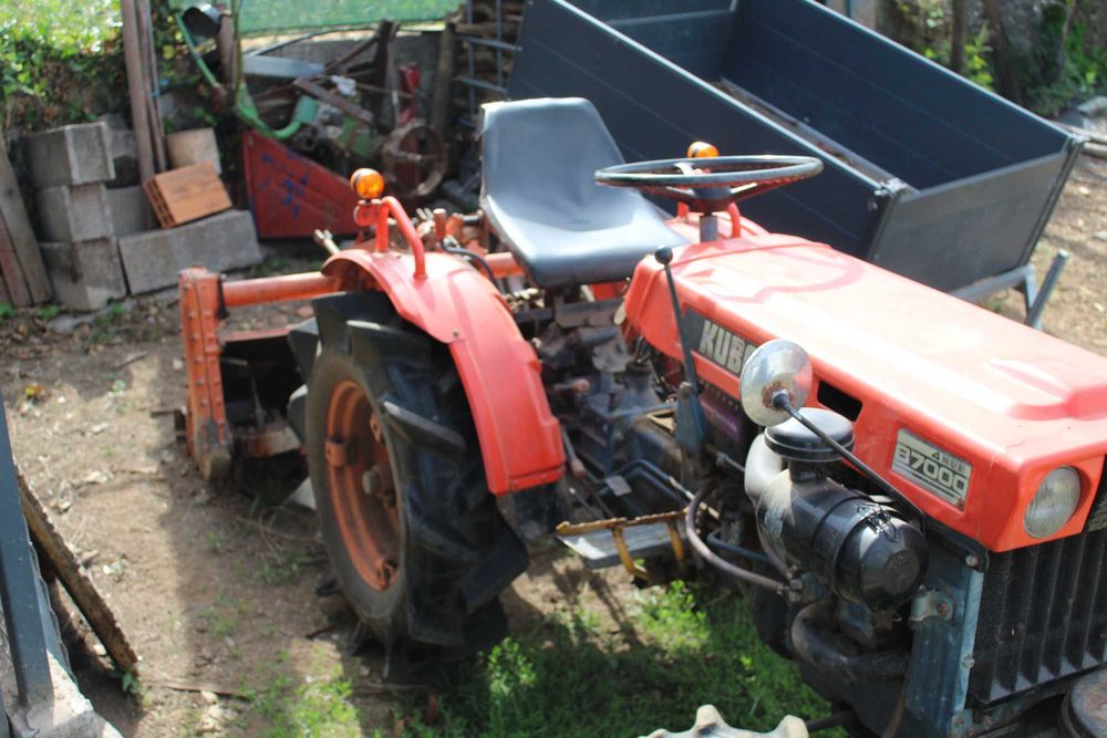 Kubota B7000 com frese incluída. Tudo a funcionar a 100%. Não tem matrícula