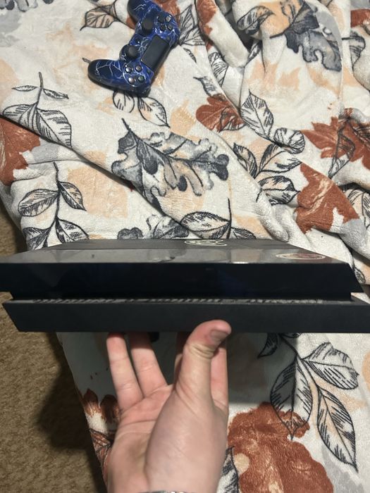 Vendo PS4 slim usada e com jogos