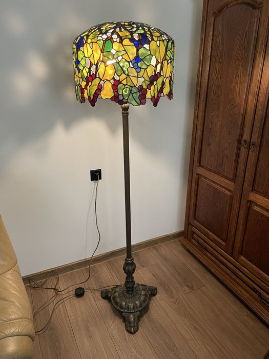 Mosiężna podłogowa lampa witrażowa Tiffany