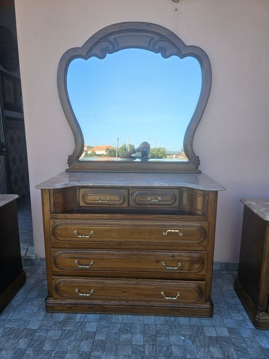 Mobília de Quarto em Madeira: Cômoda c/ Espelho e Mesinhas de Cabeceira