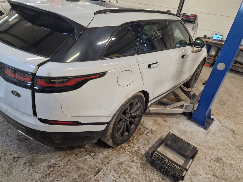 Range Rover Velar . 3.0 V6 R dynamic 19 rok . Anglik .