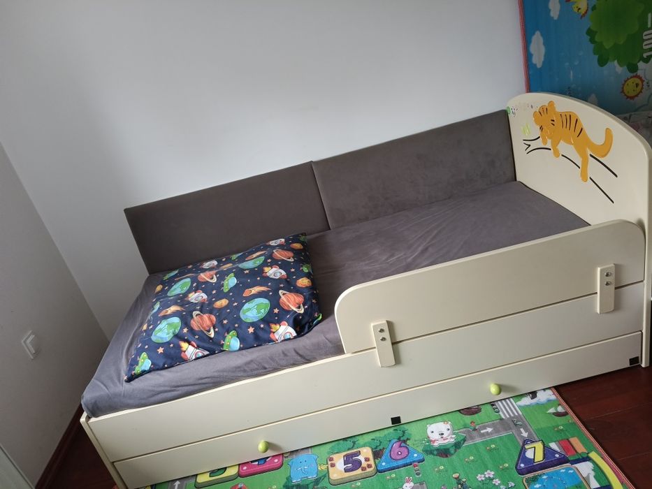 Szafa , łóżko, 2 regały, biurko , pojemnik, komoda, szafka nocna