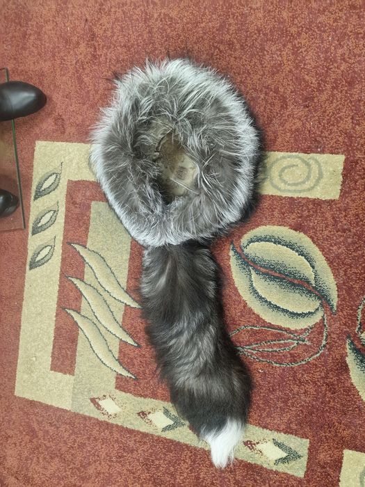 Piekna czapka z lisa tzw kaszkiet z ogonem !!!