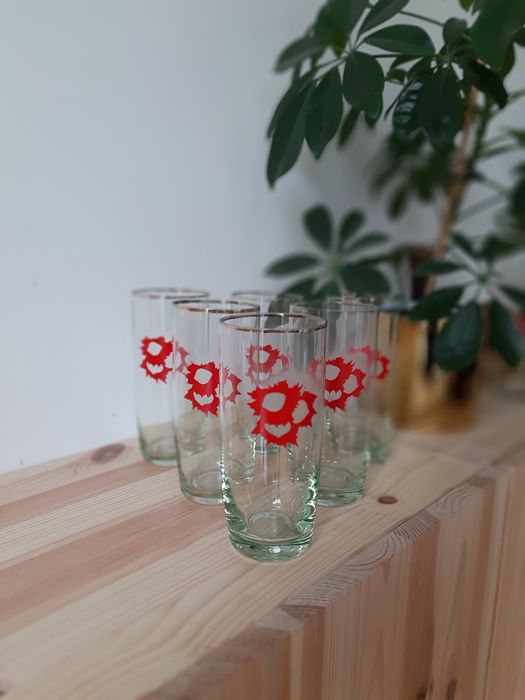 Sprzedam komplet 6 szklanek + jedna gratis PRL szkło