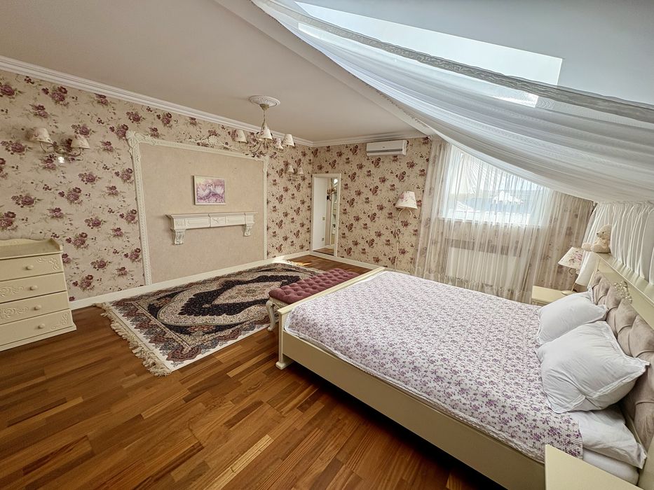 Продам 2-во поверхову квартиру в центрі міста