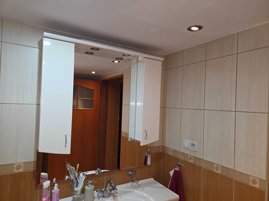 lustro łazienkowe z szafką podświetlane