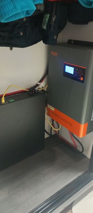 Підключення та налаштування інверторів та гібридних станцій .