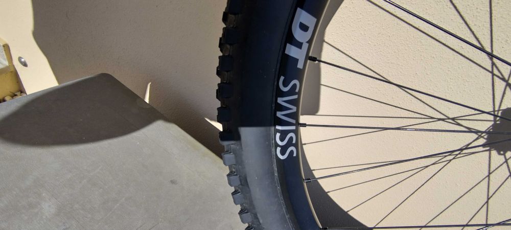 Roda traseira com pneus 27.5 DTSwiss 1700