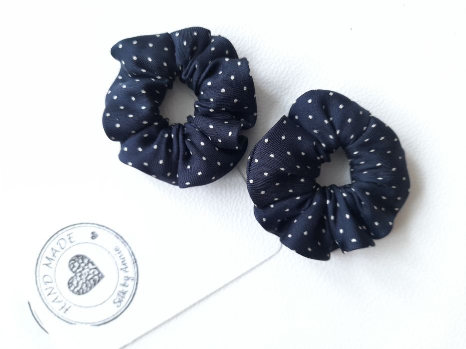 2 malutkie gumeczki do włosów jedwabne