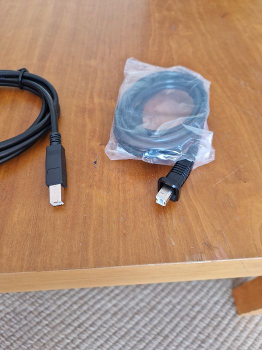 Cabos USB B (dois) para impressora.