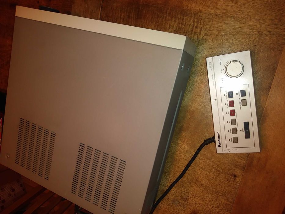 Magnetowid Panasonic AG7330E z pilotem sprawny