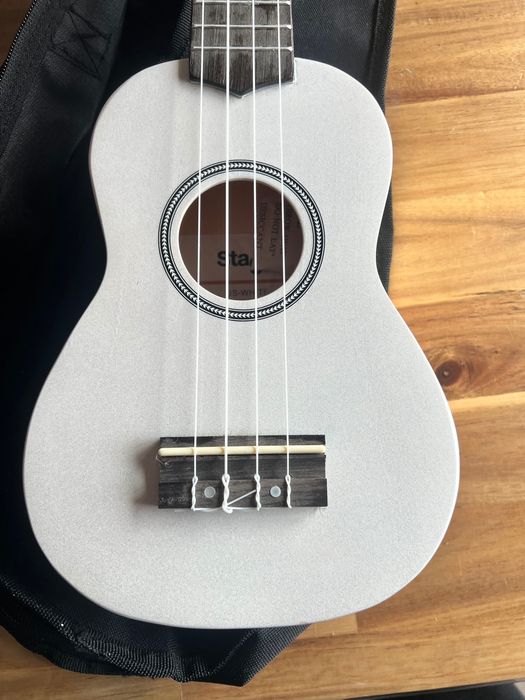 Ukulele Stagg com capa novo